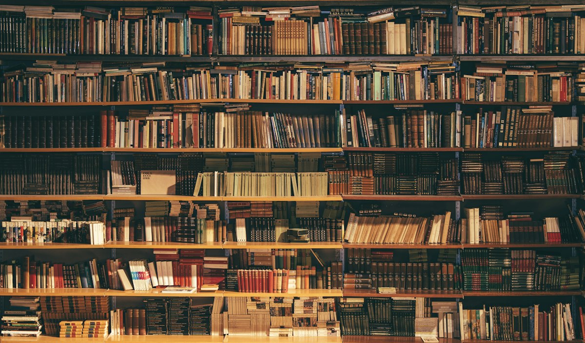 Estantes com livros em uma biblioteca